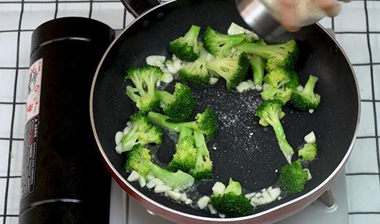 蒜蓉西兰花的做法