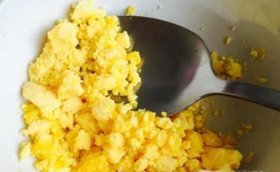 怎样制作婴儿辅食:蛋黄泥的做法
