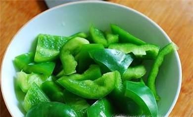 青椒炒茄子的家常做法 青椒炒茄子怎么做好吃