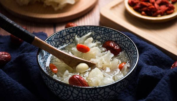 银耳莲子羹隔夜能吃吗 银耳莲子羹的做法