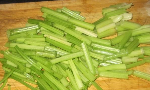 芹菜炖粉条应该怎么做