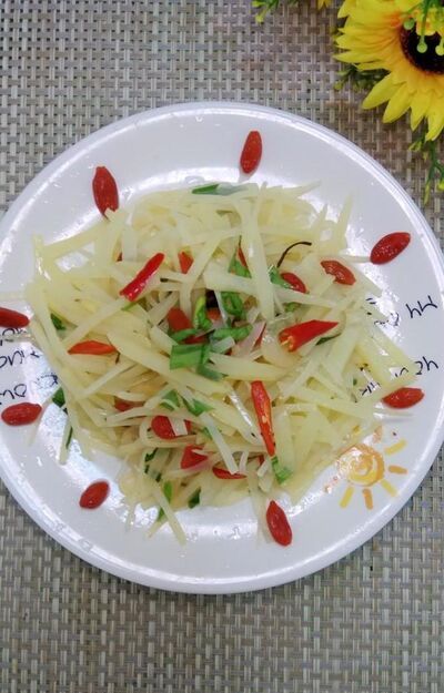 怎样做美味的枸杞酸辣土豆丝?