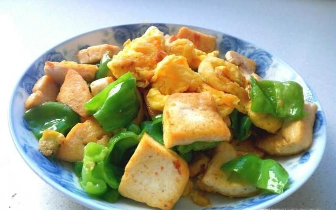 青椒炒豆腐鸡蛋的家常做法