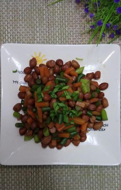 怎样做美味儿的凉拌胡萝卜蒜苔花生米?