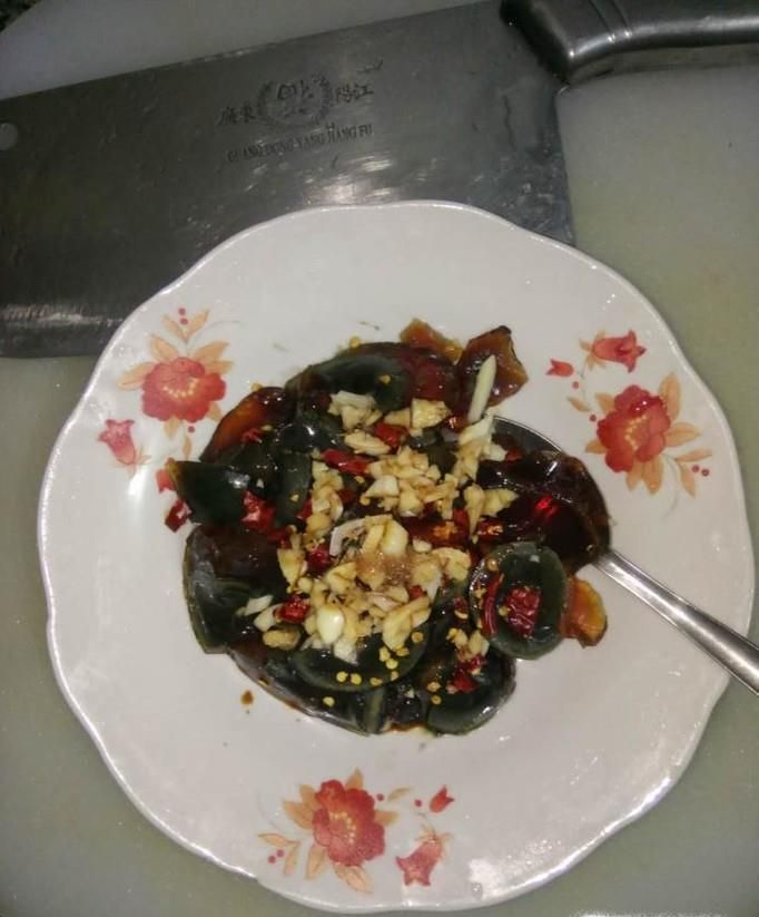 辣香皮蛋的做法