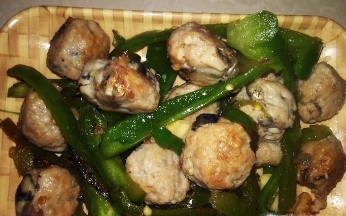 好吃的手工鱼丸炒甜椒的做法