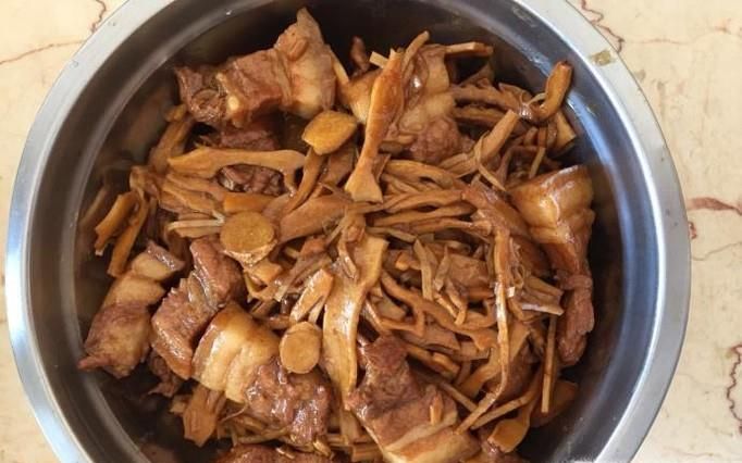 五花肉卤笋的做法