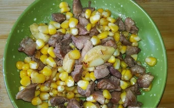 嫩甜玉米爆炒肉丁的做法