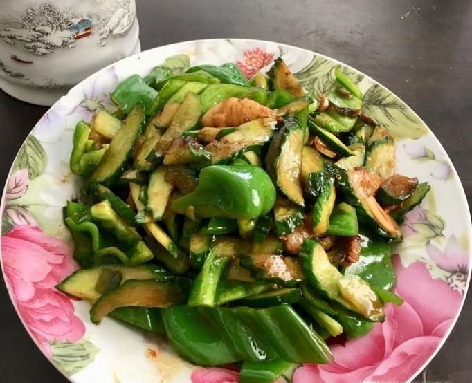 青椒黄瓜炒肉片的家常做法