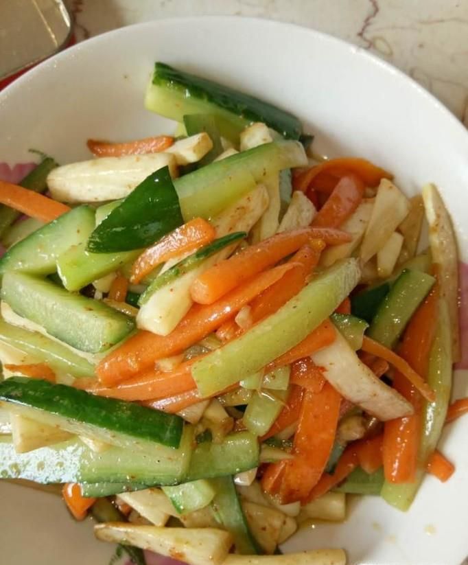 胡萝卜茭白炒黄瓜的做法