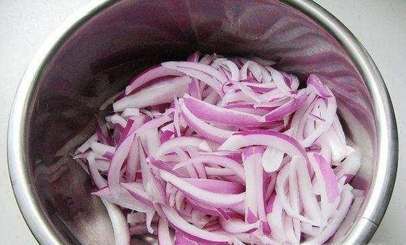 凉拌洋葱黄瓜的做法