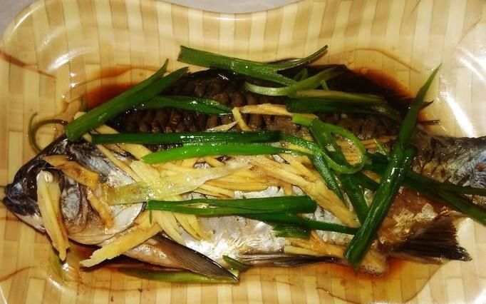 做好吃的清蒸野生鲫鱼的做法