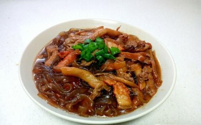 鲜蘑五花肉炖粉条的家常做法