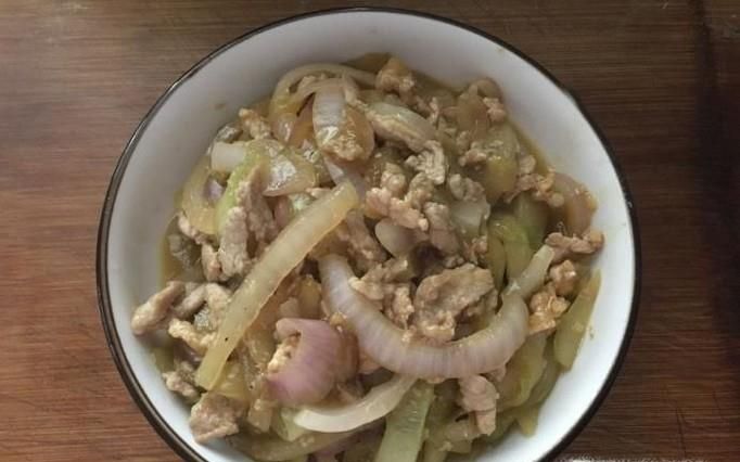 黄瓜洋葱小炒肉的家常做法