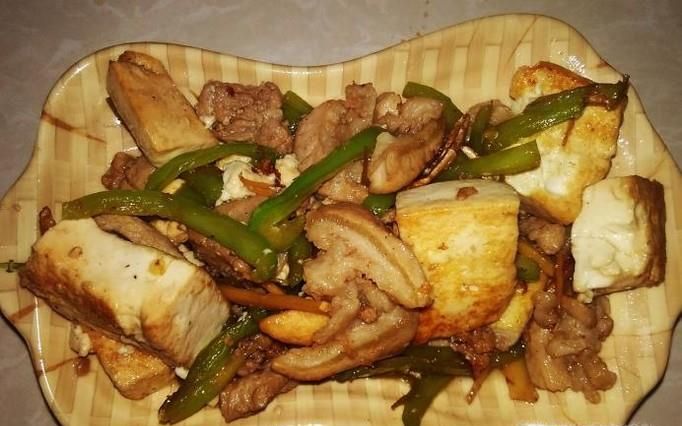 好吃的豆腐辣椒焖猪肉的做法