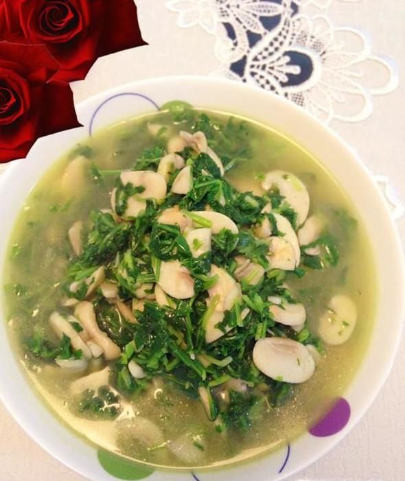 荠菜炒蘑菇片的家常做法