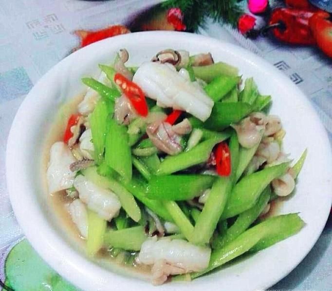 西芹炒鱿鱼的家常做法