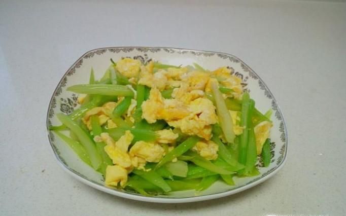 芹菜炒鸡蛋的家常做法