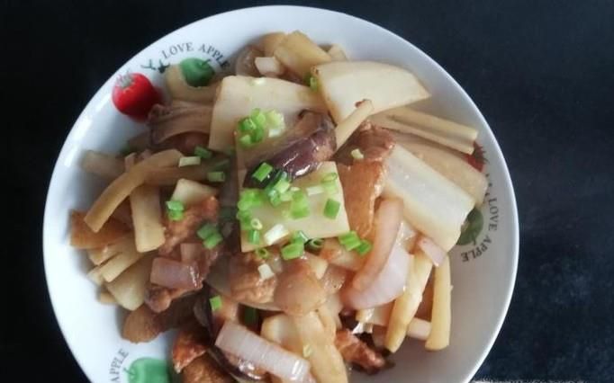 洋葱肉炒藕的做法