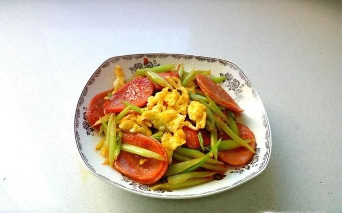 芹菜炒香肠鸡蛋的家常做法