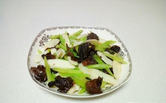 芹菜炒山药木耳的家常做法