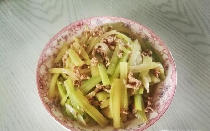 莴苣炒肉丝的做法
