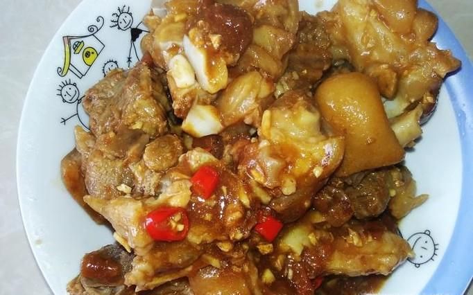 酸梅焖猪脚的做法