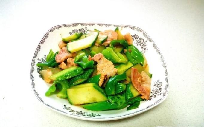 黄瓜青椒炒肉的家常做法