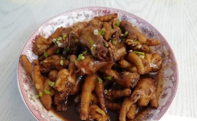 红烧鸡爪的家常做法。
