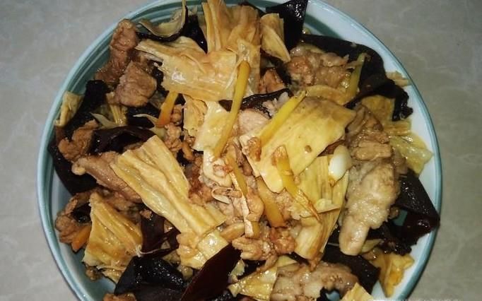 腐竹木耳炒肉片的做法