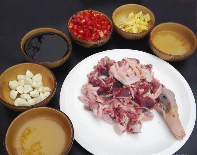 如何做出美味的莲花血鸭