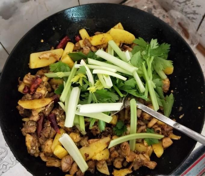 如何制作美味的干锅兔