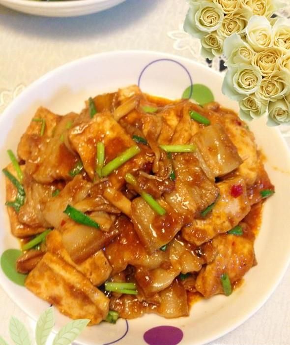 五花肉菌菇炒豆腐片的家常做法