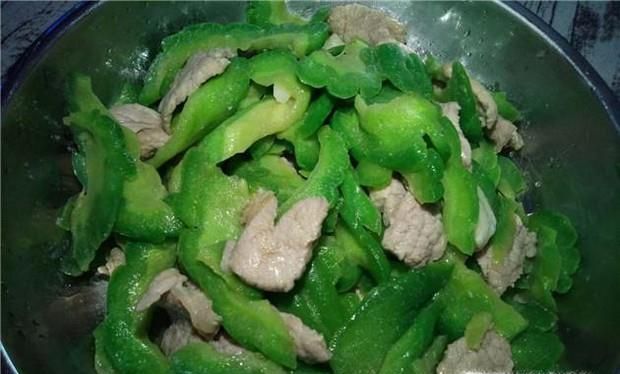 苦瓜炒肉的家常做法