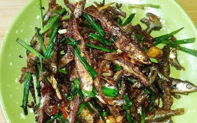 美味好吃的小鱼，韭菜辣椒焖小鱼