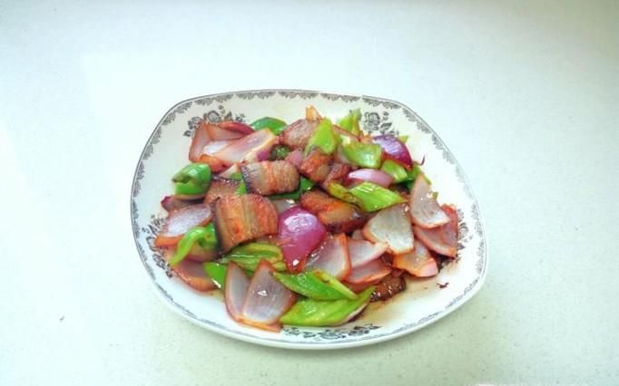腊肉炒圆葱青椒的家常做法