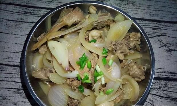 鸭肉怎么做好吃——洋葱炖鸭肉的做法