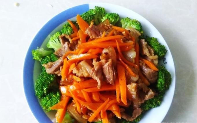 西兰花红萝卜炒猪肉的做法
