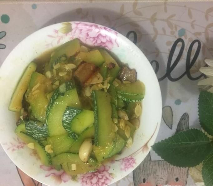 嫩南瓜炒肉如何做好吃？