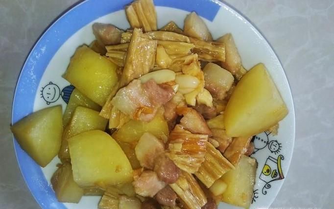 腐竹土豆焖猪肉的做法