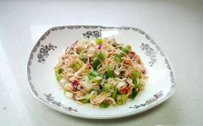 青椒圆葱拌虾皮的做法