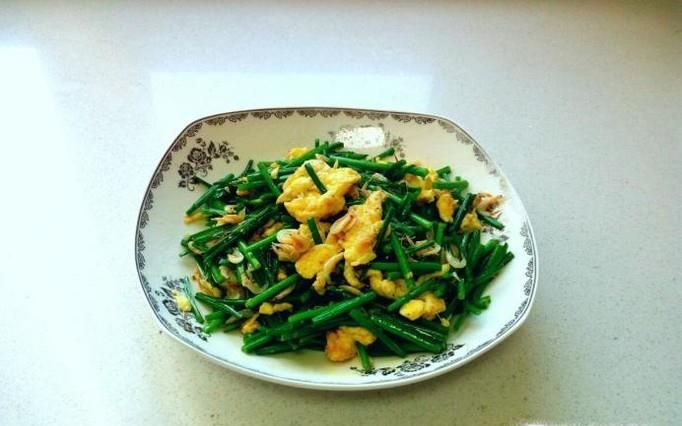 虾皮炒韭菜苔鸡蛋的做法