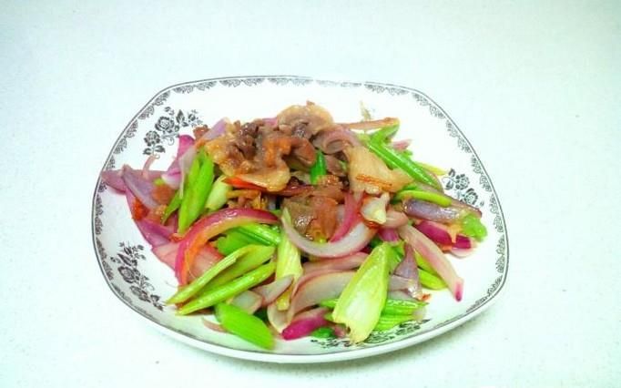 芹菜圆葱炒羊肉卷的家常做法