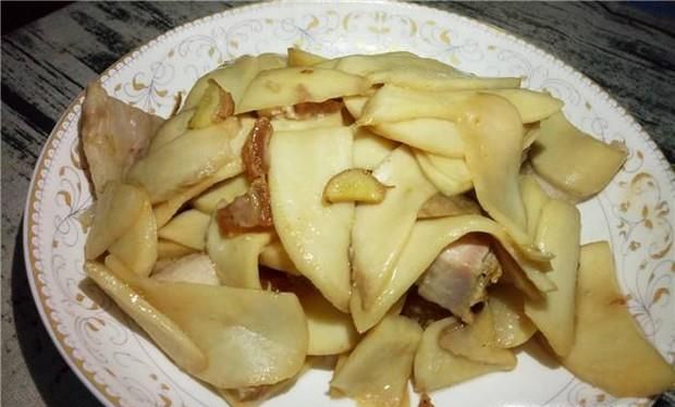 鸡腿菇炒烧肉的做法