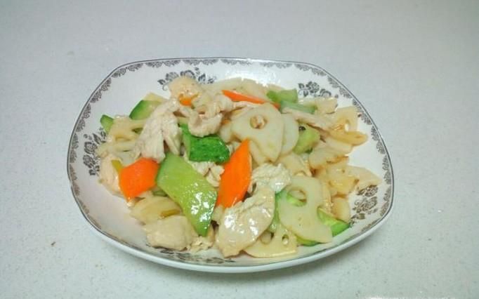 藕片黄瓜片炒鸡胸肉的做法