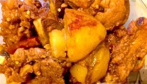 骨头炖土豆的做法