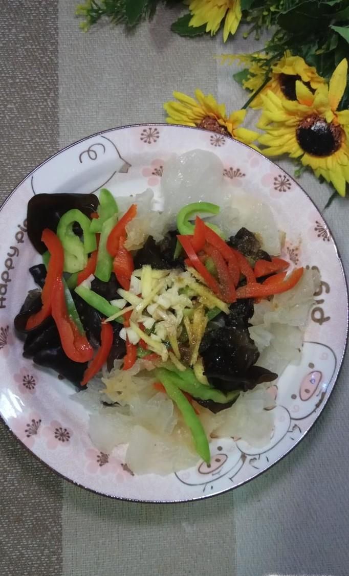 怎样做美味的凉拌彩椒双耳？