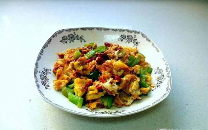 双椒炒虾酱鸡蛋的家常做法