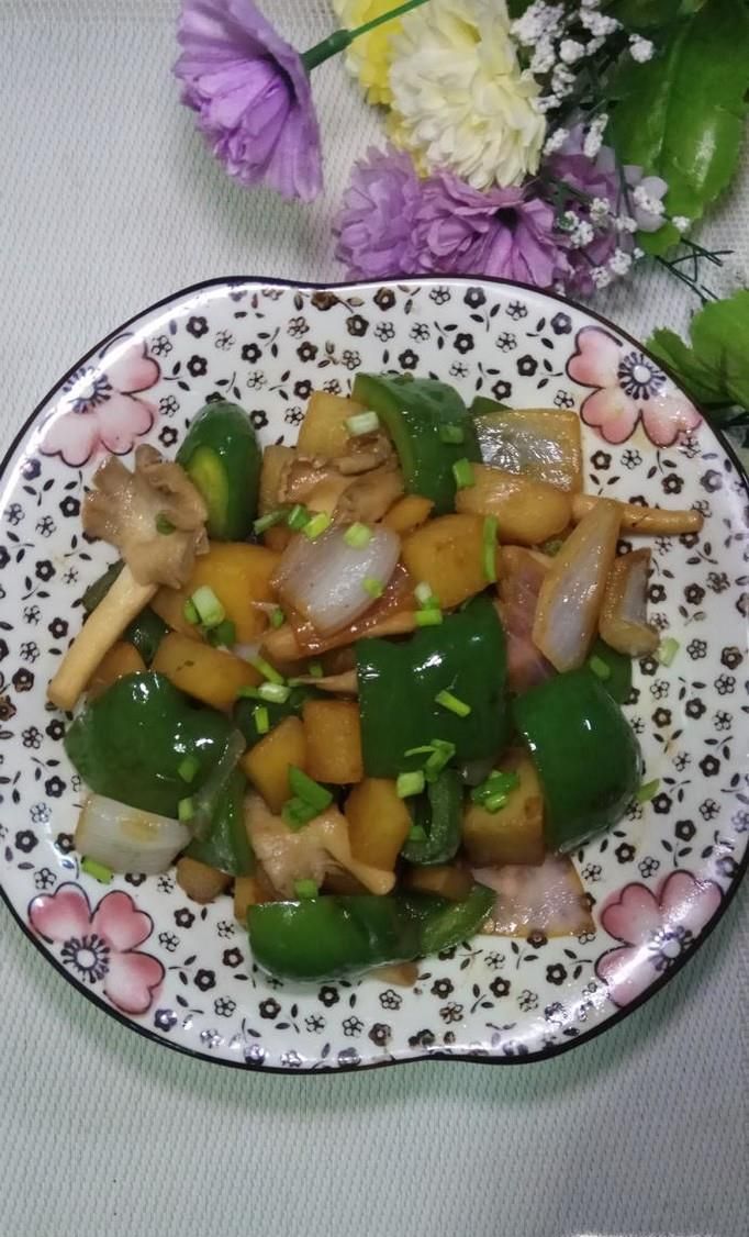 怎样做美味的红烧土豆炒青椒？