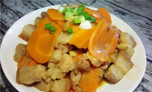 红萝卜炖五花肉的做法